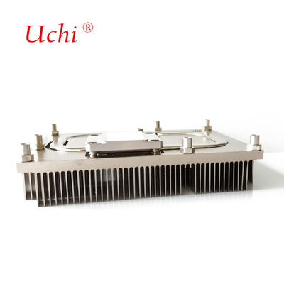 Un raffreddatore CPU senza ventole con tubi di calore in rame e pinne di cerniera in alluminio