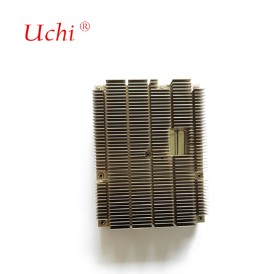 Un raffreddatore CPU senza ventole con tubi di calore in rame e pinne di cerniera in alluminio