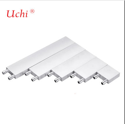 Un sistema di radiatore a raffreddamento idrico liquido con una testa ad assorbimento di calore argento