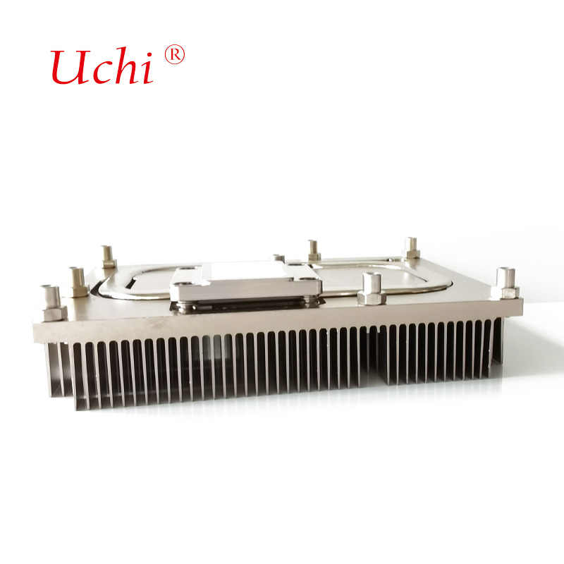 Un raffreddatore CPU senza ventole con tubi di calore in rame e pinne di cerniera in alluminio