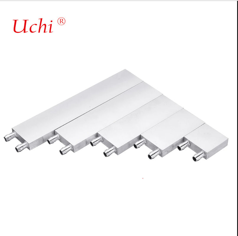 Un sistema di radiatore a raffreddamento idrico liquido con una testa ad assorbimento di calore argento